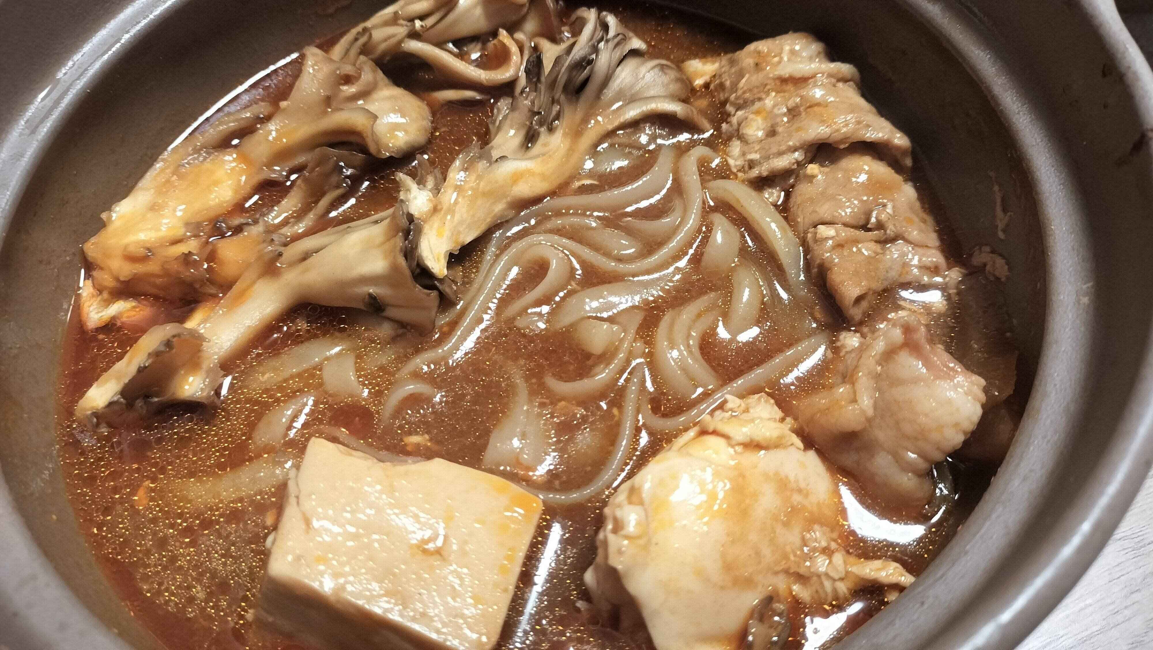 旨辛鍋と韓国式うどんを煮込んだもの
