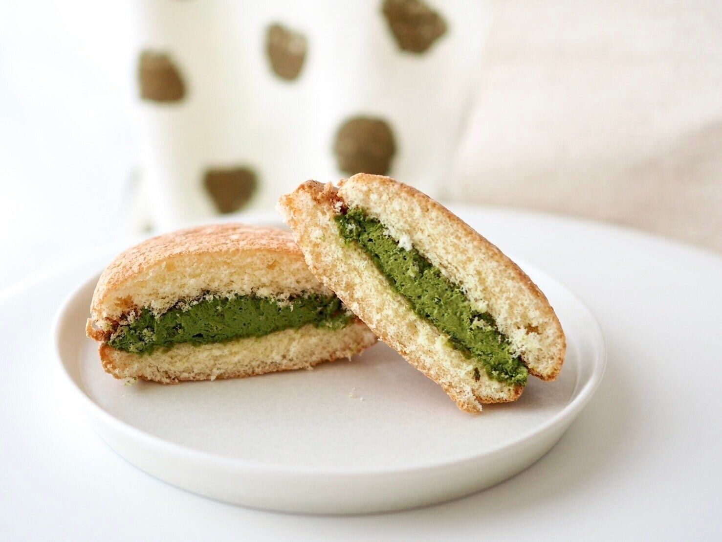 シャトレーゼ「宇治抹茶ブッセ」断面写真