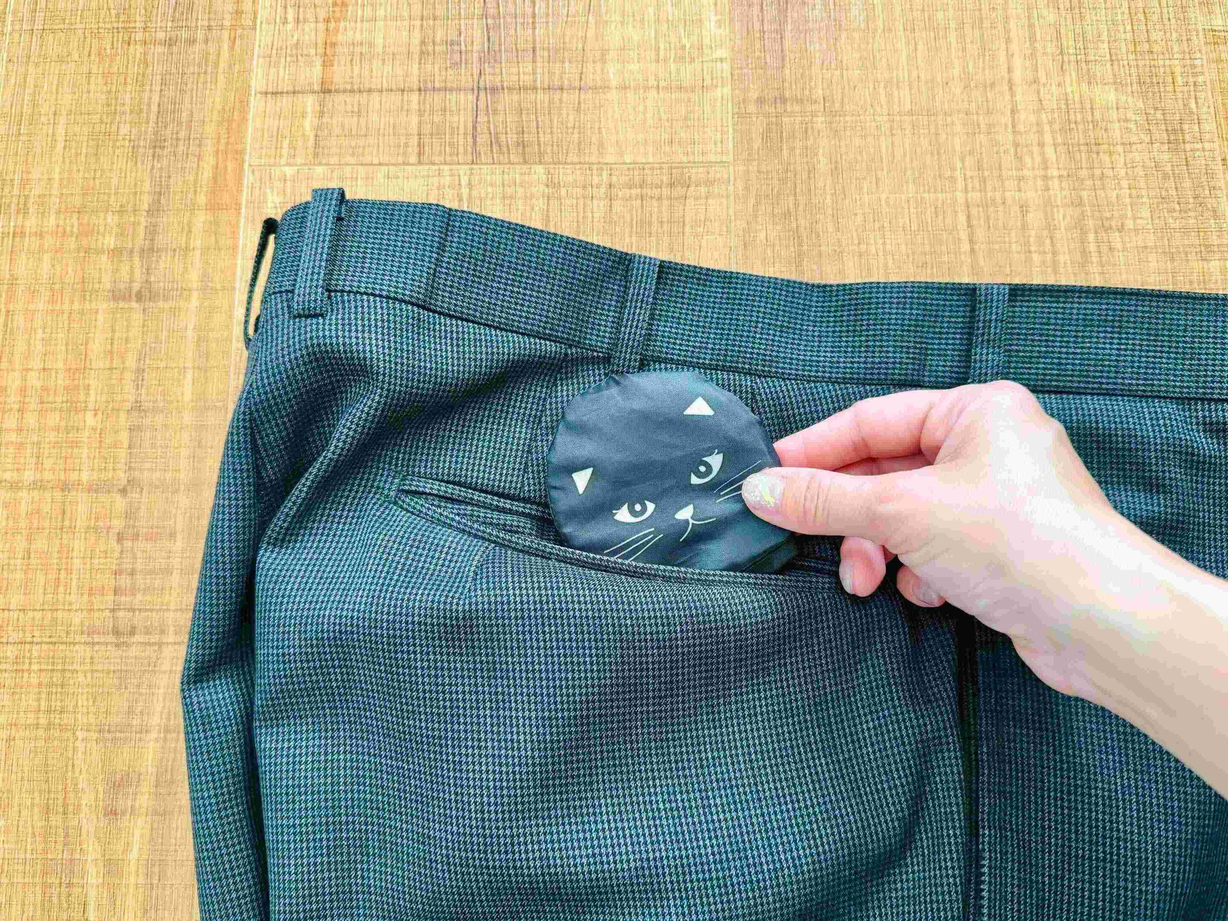 スーツのポケットにも入るダイソー折りたたみうちわ