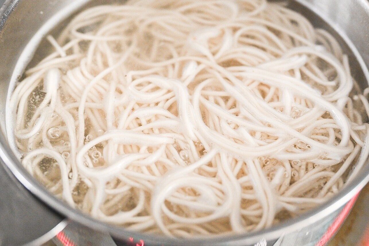 ゆでている麺