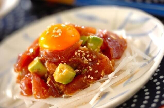 カツオとアボカドのユッケ