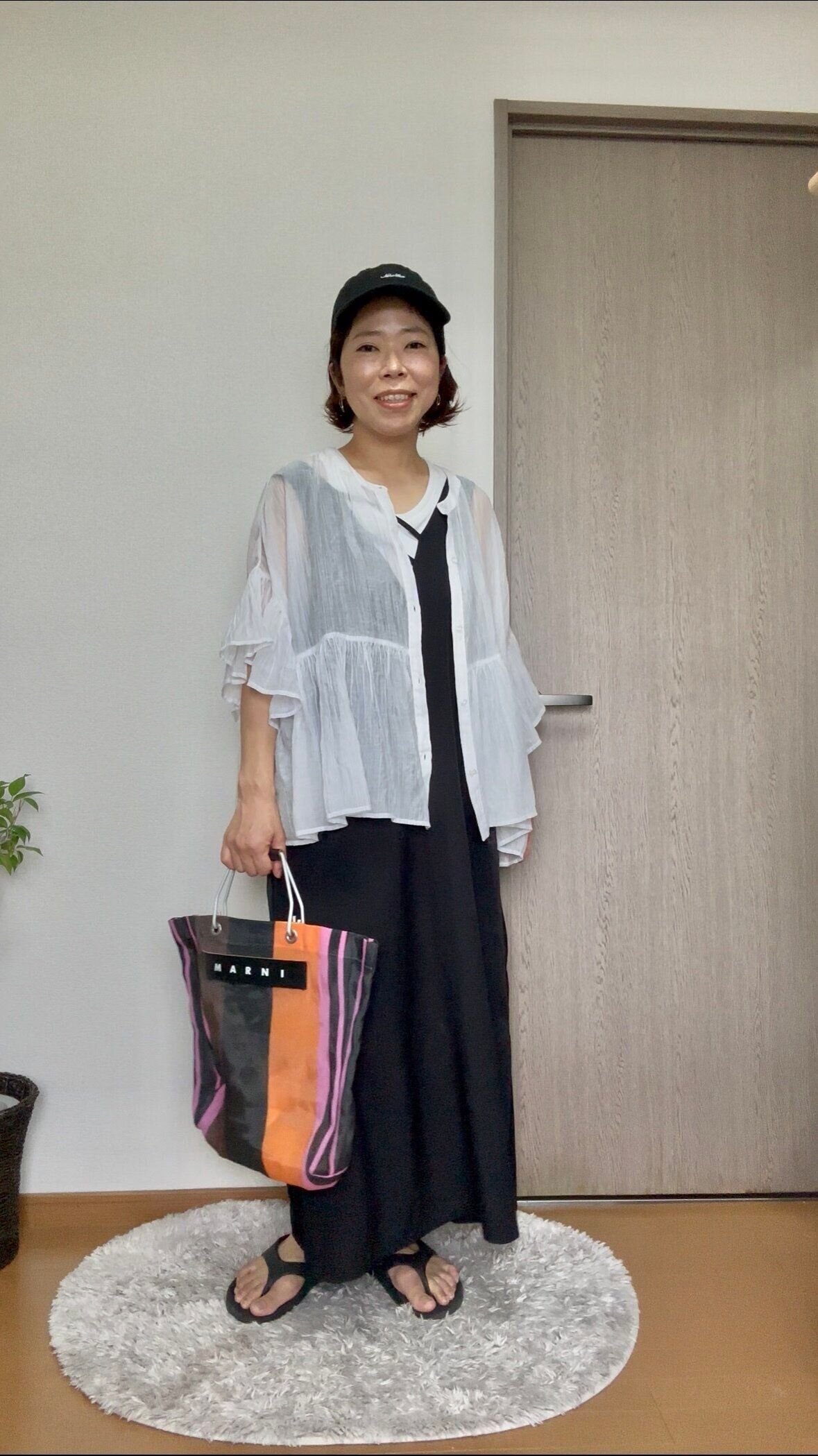 ワンピースにシアーフリルブラウスを羽織ったコーデ