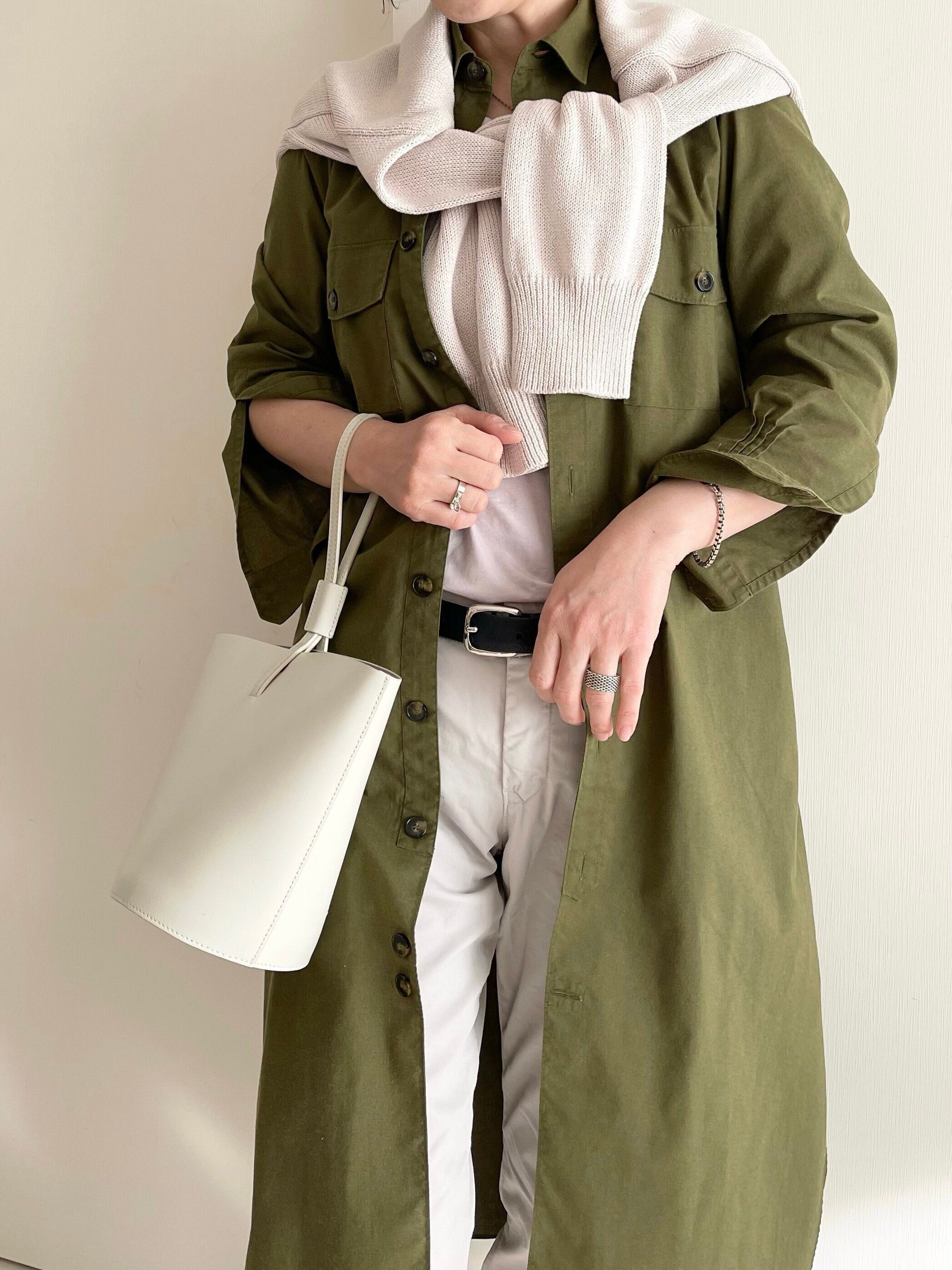 カーキシャツにグレーニット