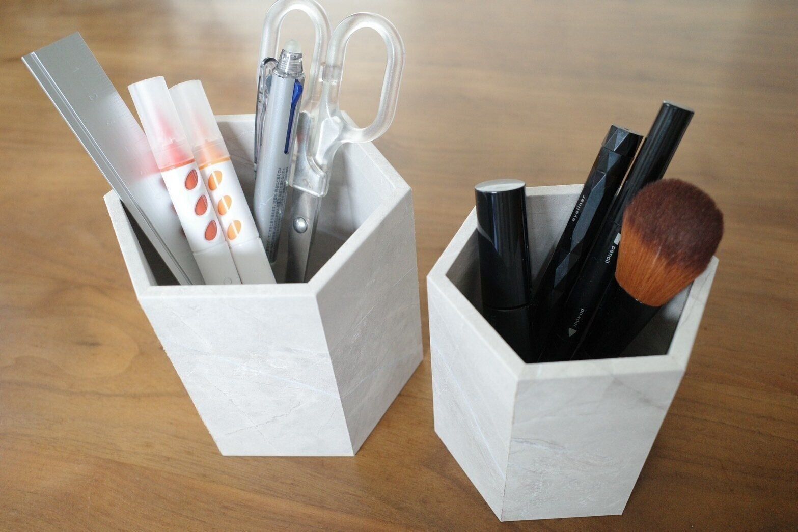 【セリア】ストーン調のウッドトレーでおしゃれに飾る収納術