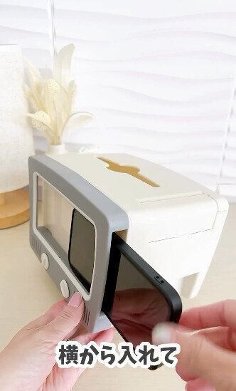 レトロで可愛いと爆売れ！「テレビ型スマホスタンド」
