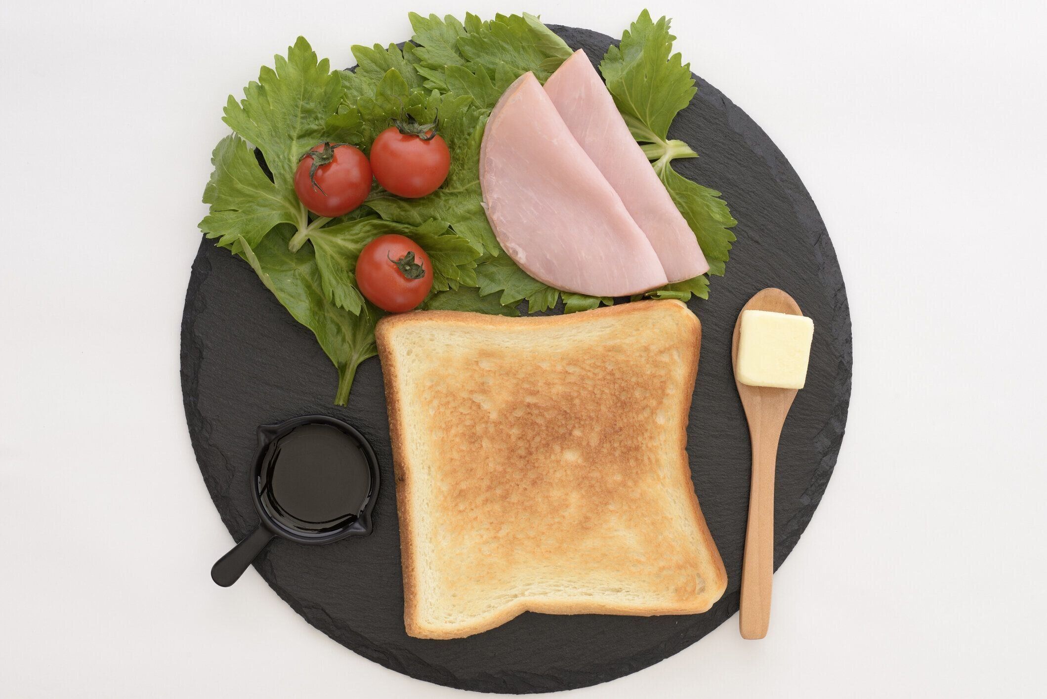 石皿とトーストのサラダ