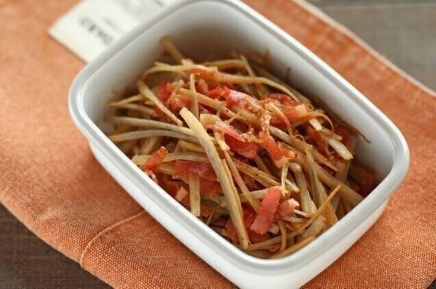 ごぼうとベーコンの塩炒め