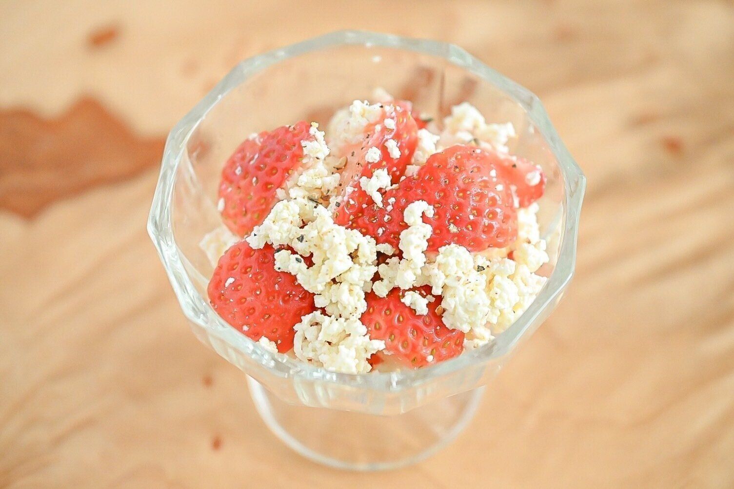 ガラス容器に入ったいちごとカッテージチーズ和え
