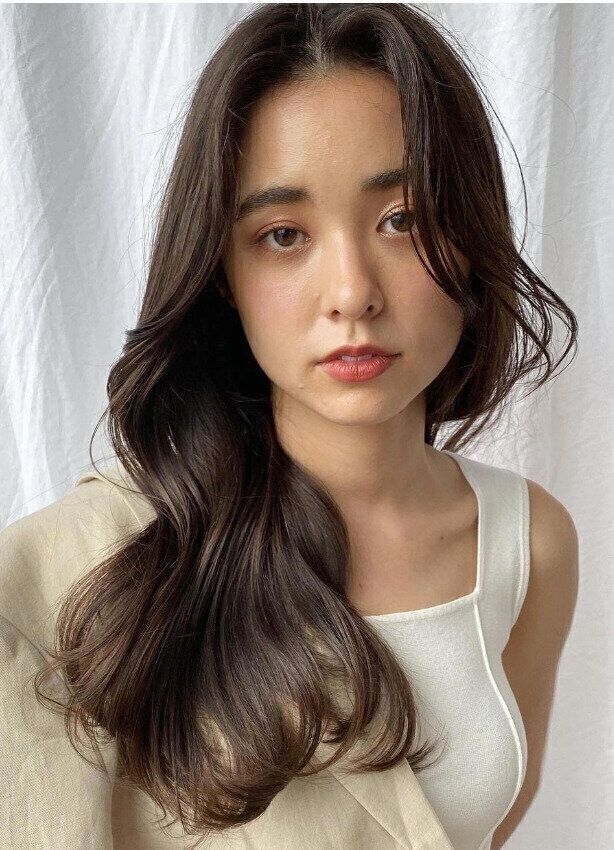 ヘルシーな艶見せがイマドキ！大人のセンターパートロングヘア