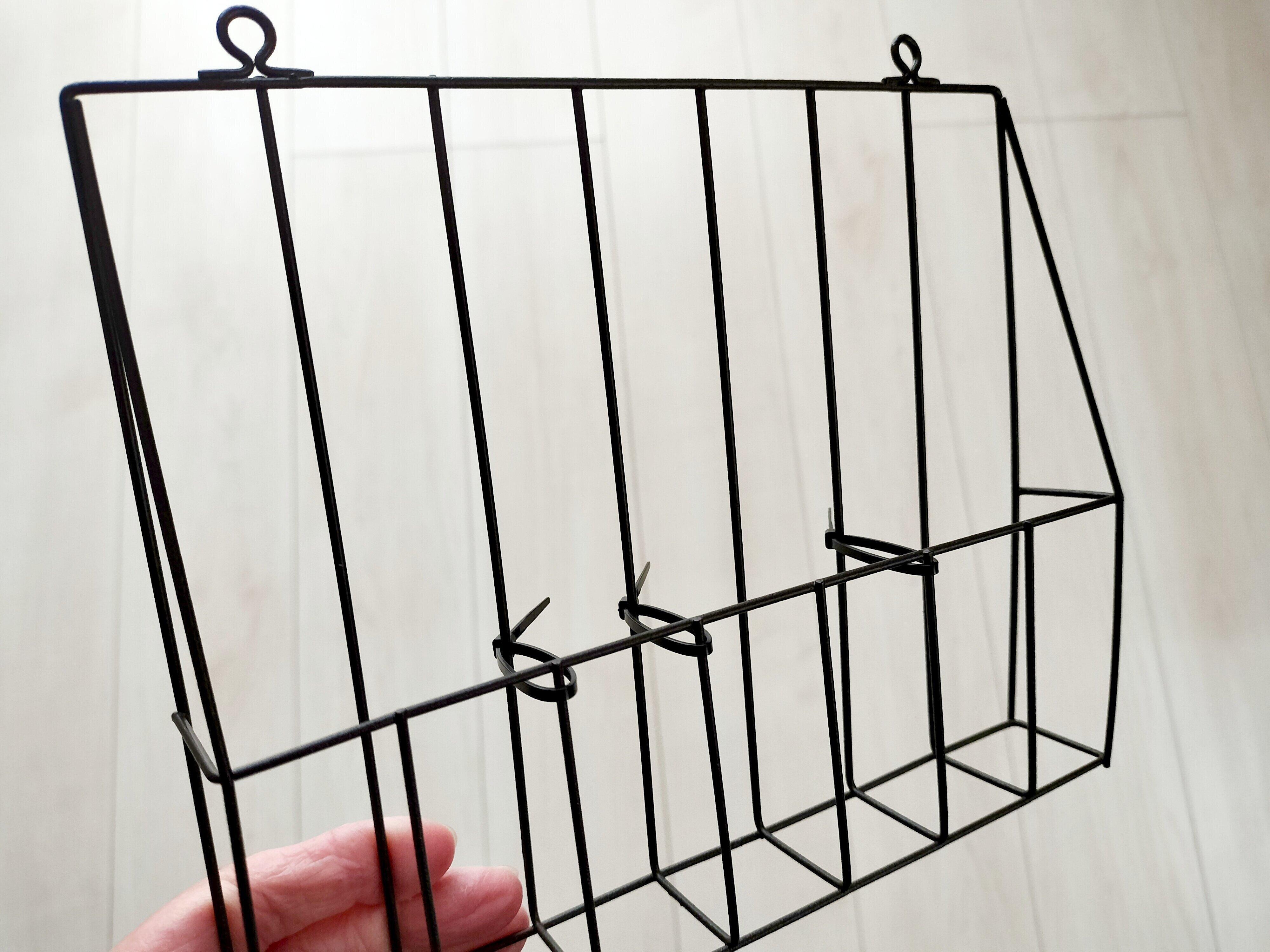 結束バンドで仕切りを作ったワイヤーラックの画像