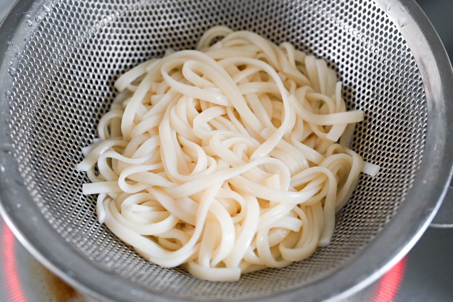 ザルに入ったうどん