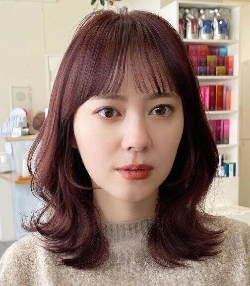 くびれで小顔効果！ヘルシーなミディアムヘア