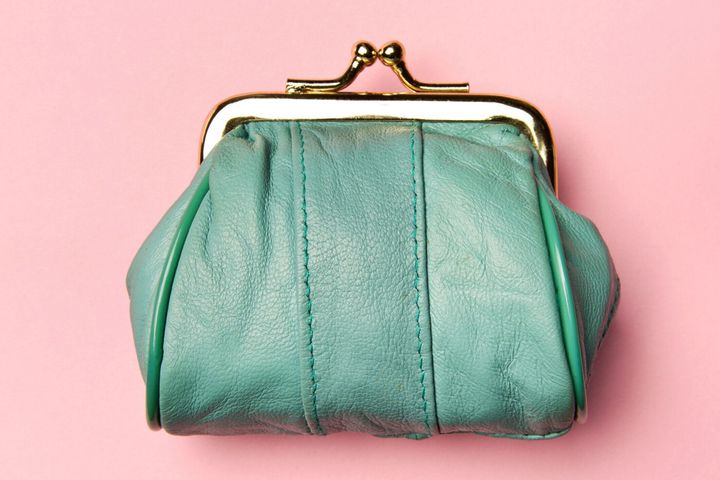 硬貨の財布。変更のための財布。革財布、ピンクの背景の財布。トレンドの色です。貧困の概念