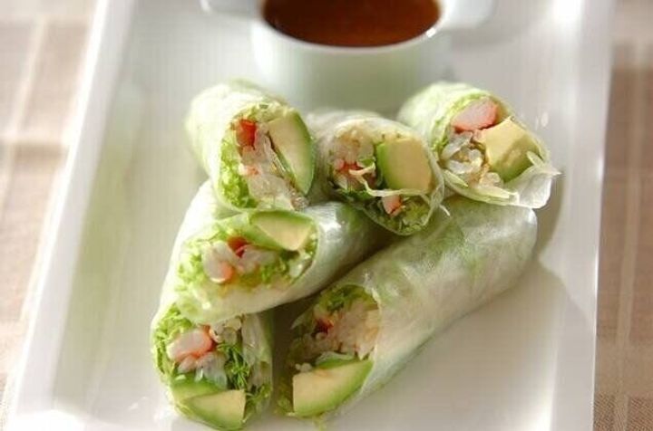 レタス入りモヤシとカニカマの生春巻き
