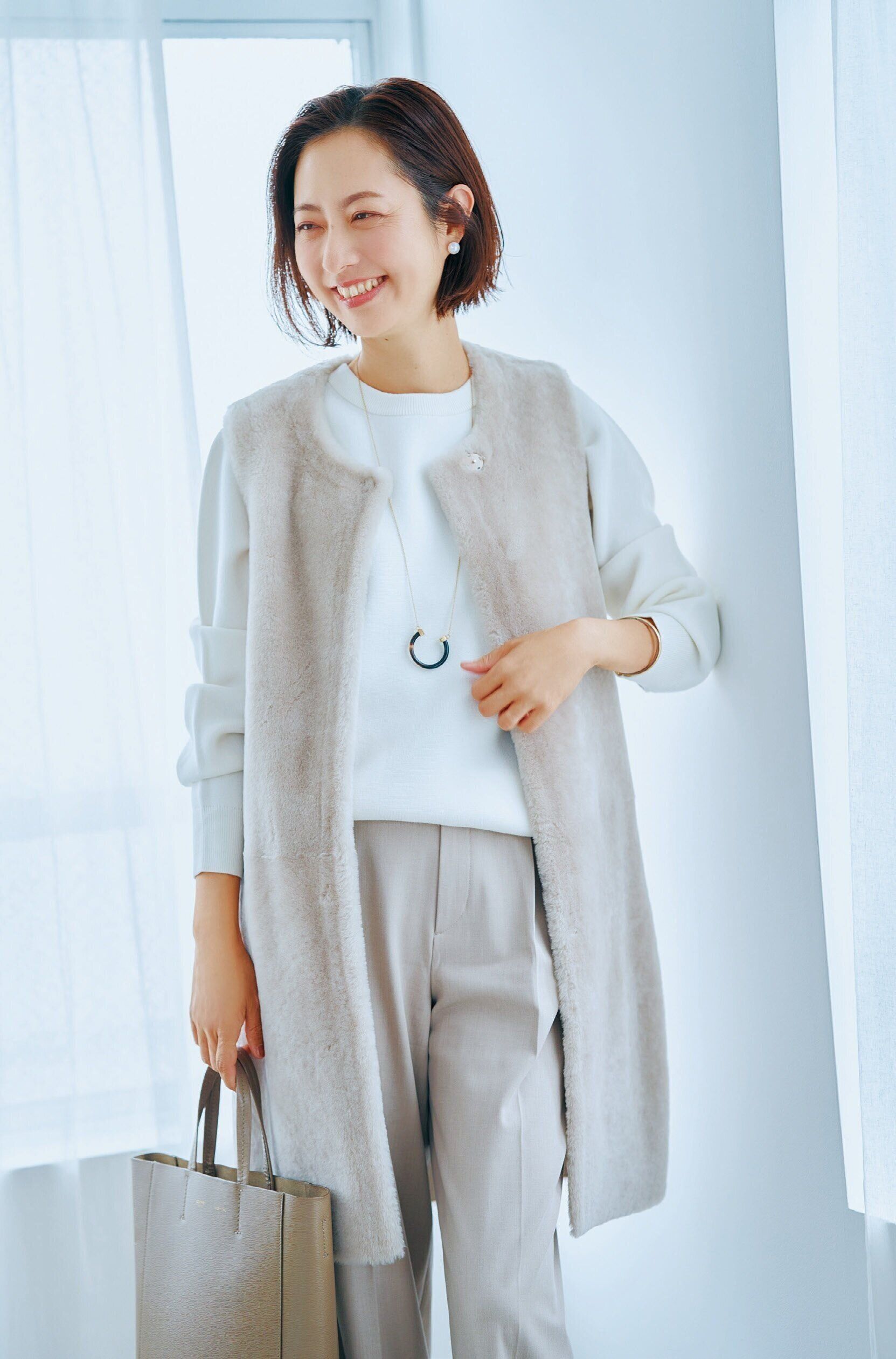 40代のユニクロ〉ブラックのモッズコート&オフホワイトのクルーネック 40代のユニクロ〉ブラックのモッズコート&オフホワイトのクルーネック