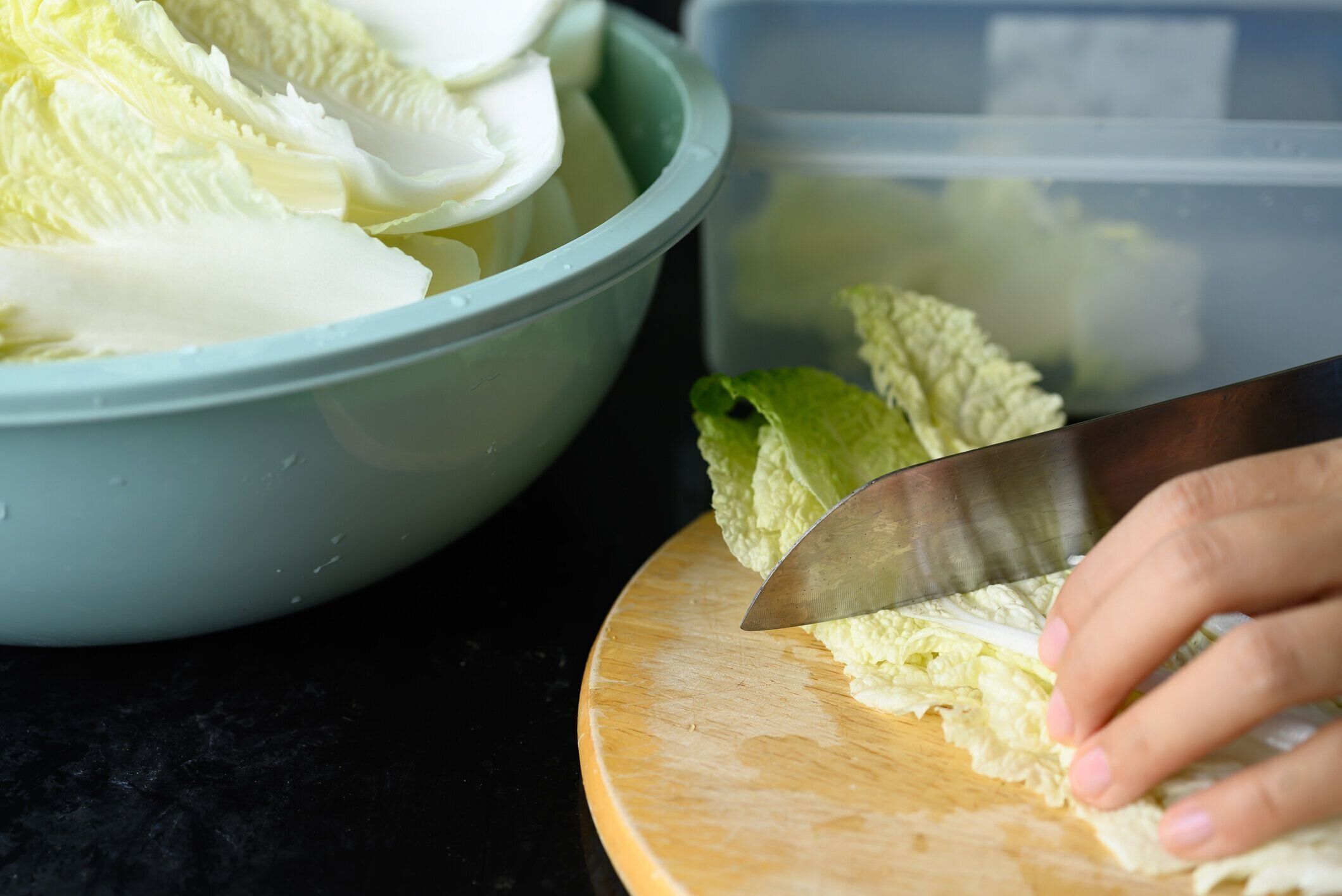 木の板を切る上で刻んだ白菜は韓国のキムチキャベツの準備をします