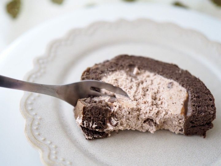 シャトレーゼ「ハロウィン ショコラキャラメルロール」フォーク写真