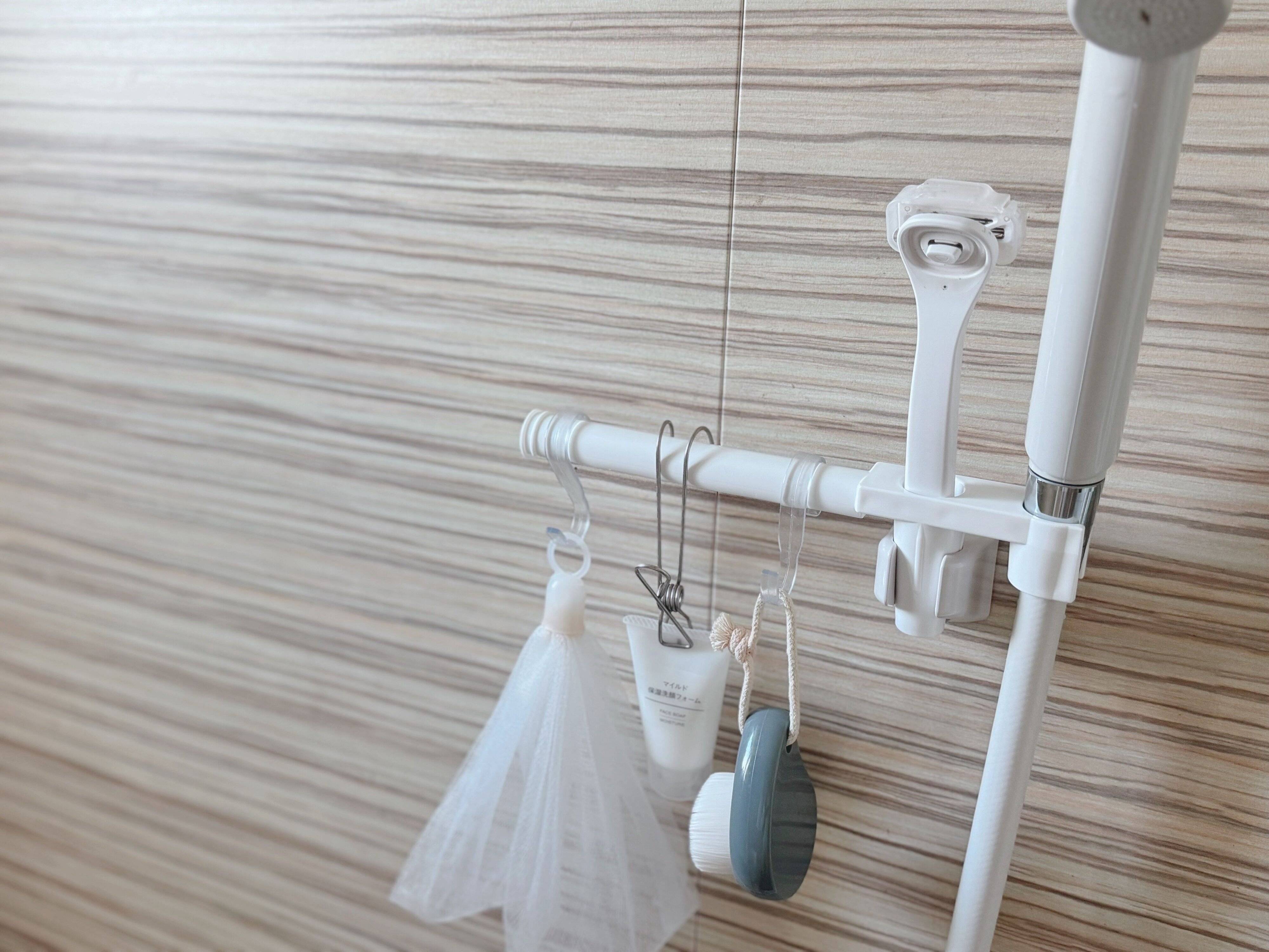 設置方法はシャワーホルダーに差し込むだけ！