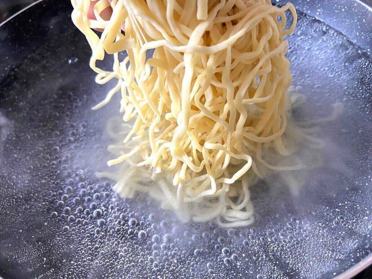 麺を茹でる