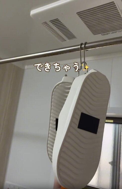 【ダイソー】フックをつかって浮かせる収納も可能