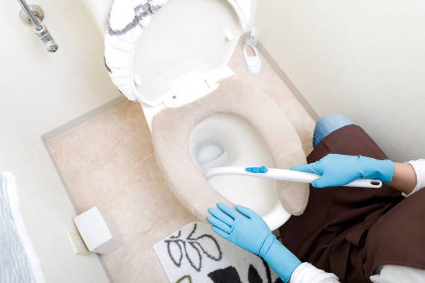 トイレ掃除の女性