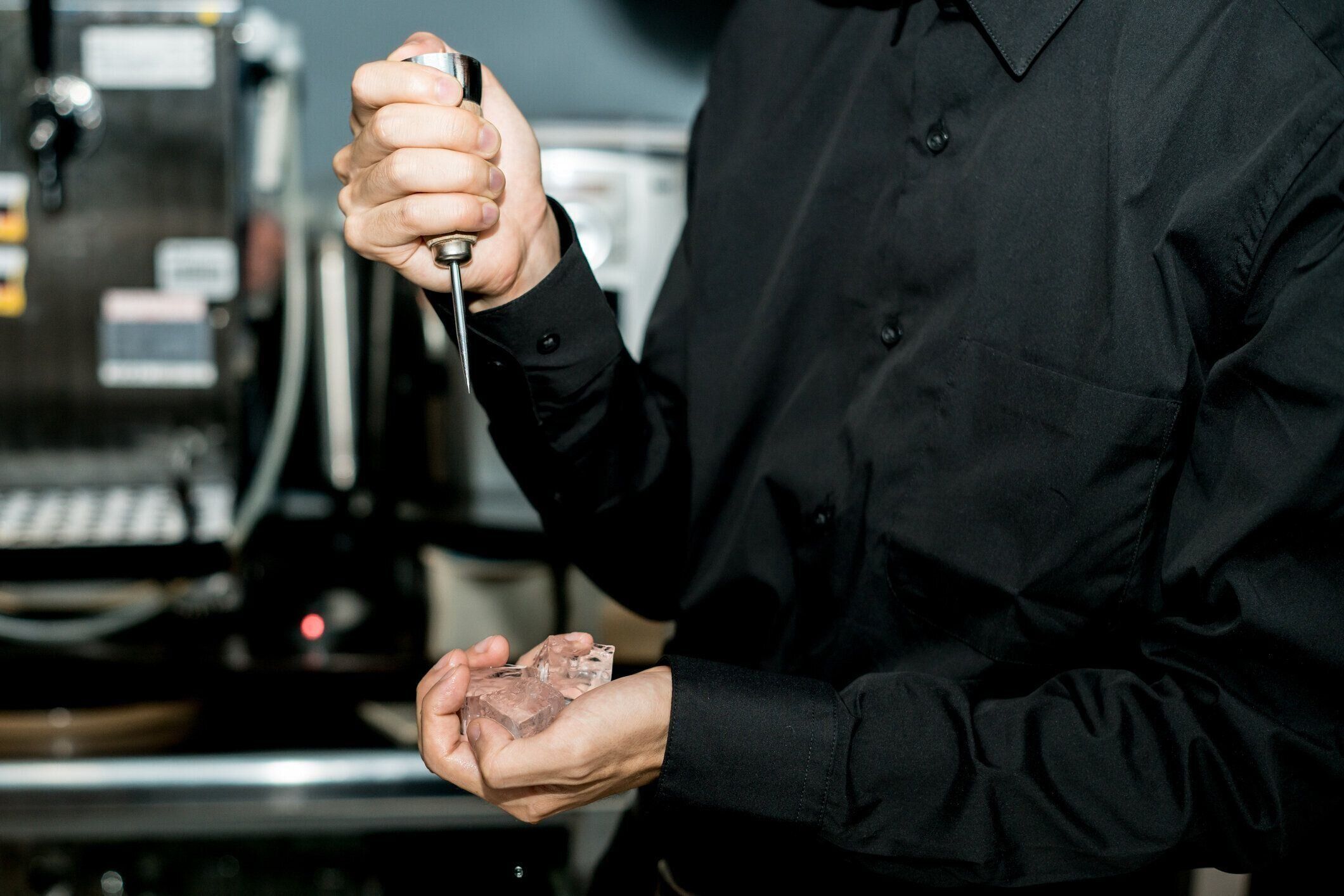 氷を壊すバーテンダー