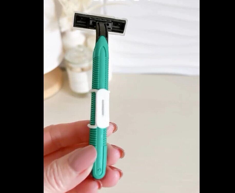 【セリア】好きなところにつけられる！シェーバーホルダー