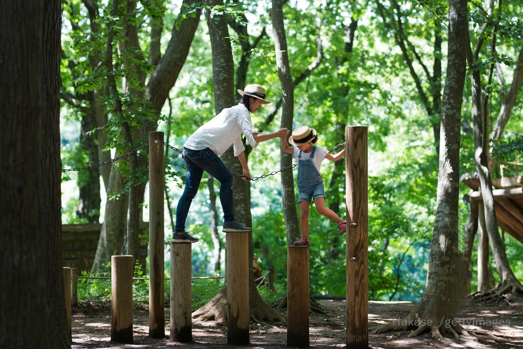 森で遊ぶ親子