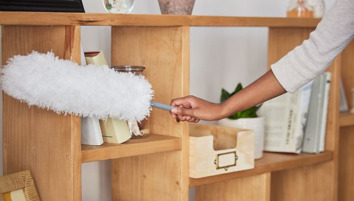 ほこり、汚れ、または清潔なリビングルームを取り除くための棚、木材、またはディスプレイを備えた、よりきれいな女性、ダスター、家。ホスピタリティサービスのアパート、部屋、また�