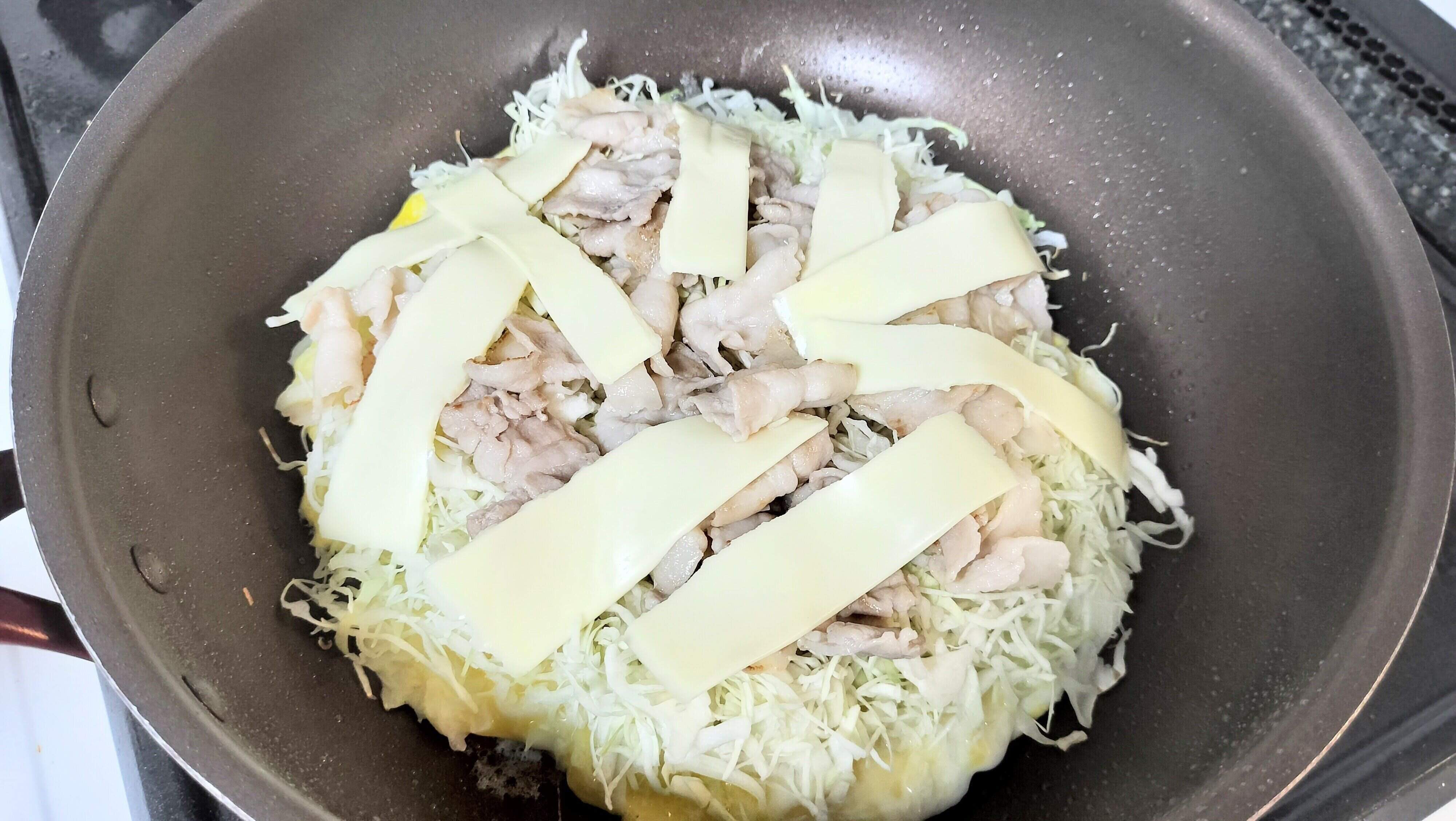 その上に豚肉とチーズをのせる