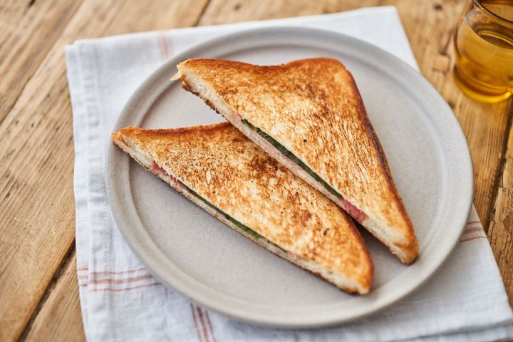 食パンを使ったしそチーズのフライパンホットサンド
