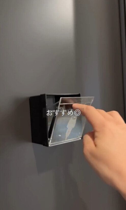 玄関をすっきり！「マグネットスイングケース」