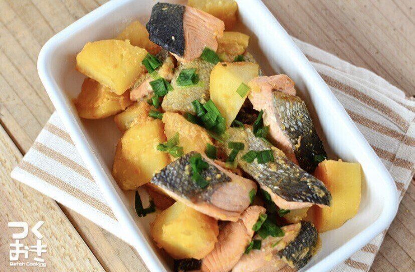 鮭とじゃがいもの味噌バター煮込み