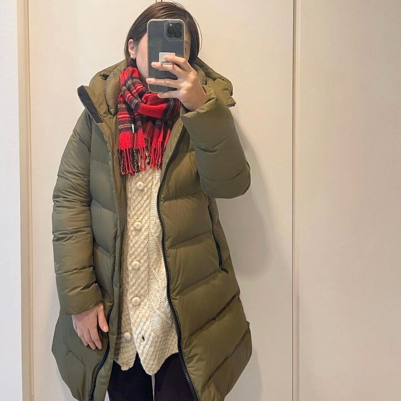 赤チェックマフラーとダウン