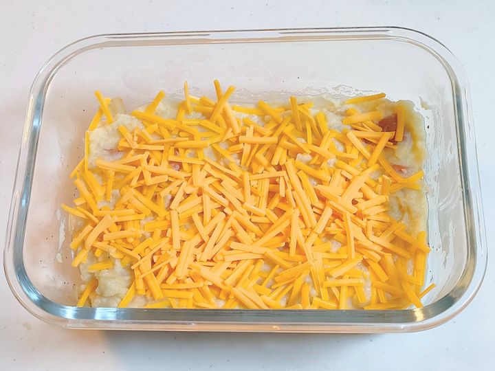 耐熱容器に具材とポテトソースをいれてチーズをかける