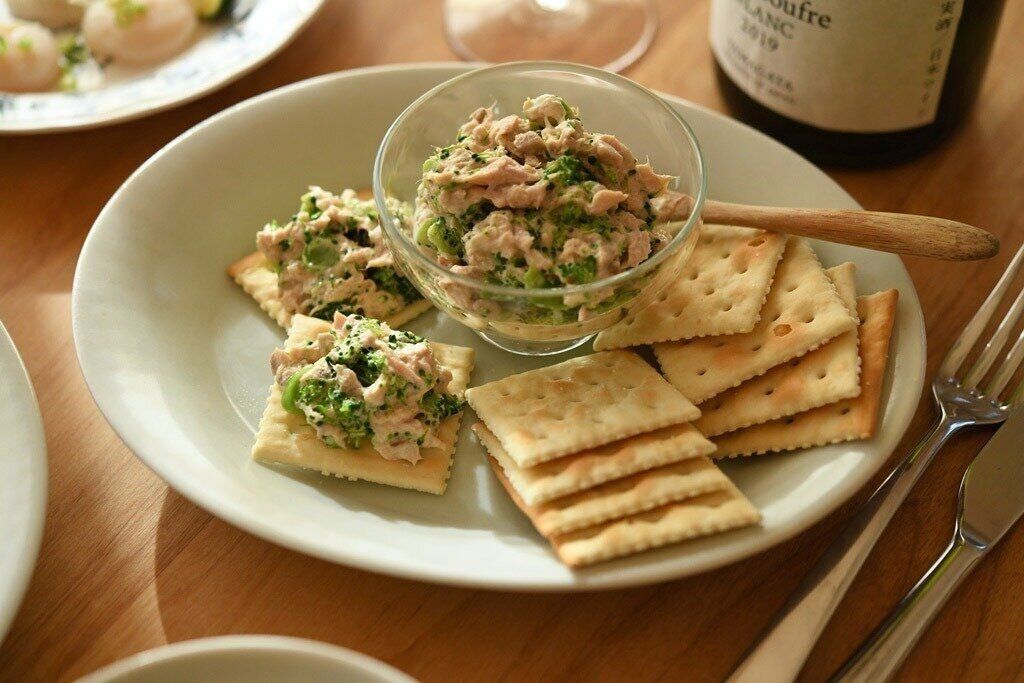 おつまみになるブロッコリーのツナマヨディップ＆クラッカー