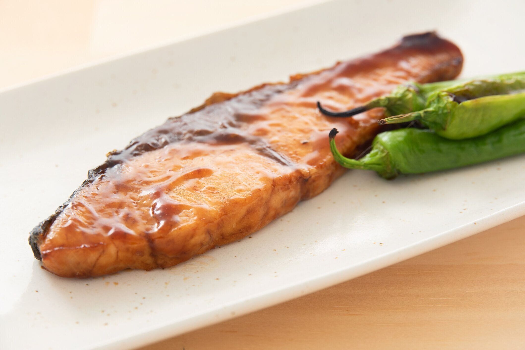 日本食、黄色い尾の照り焼き