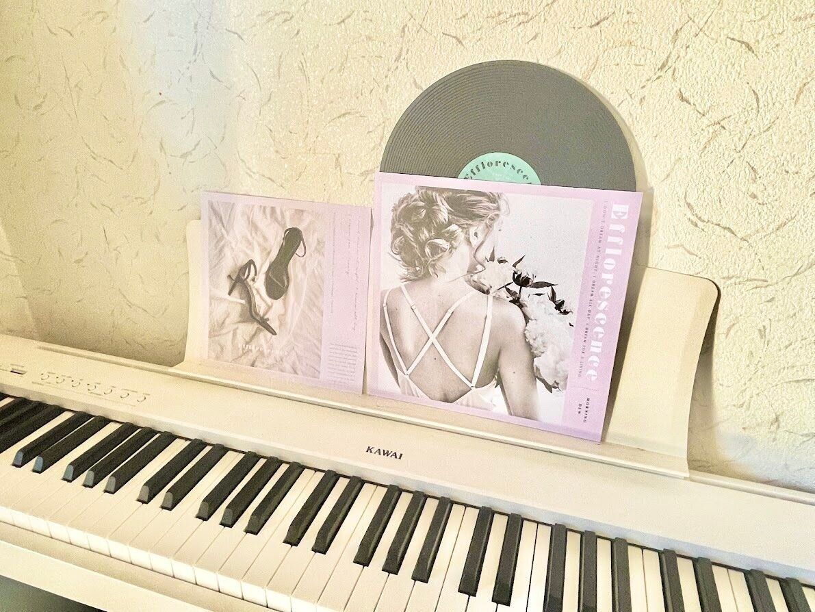 ピアノの譜面台にフェイクレコードを半分見せて置いている