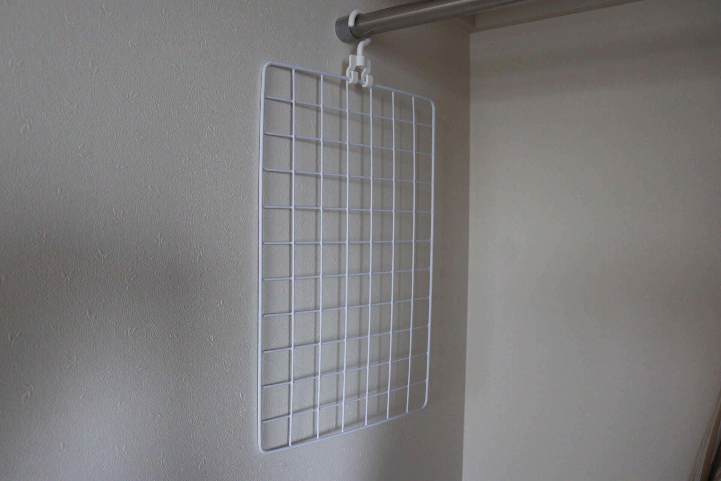 【セリア】簡単に壁掛け収納が叶う！セリアの「ワイヤーネット用ハンガー」で小物収納がはかどる