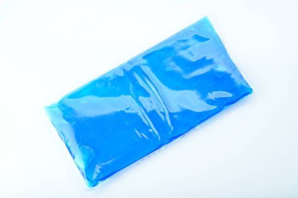 白い背景に分離された青の氷パックの健康: 平面図
