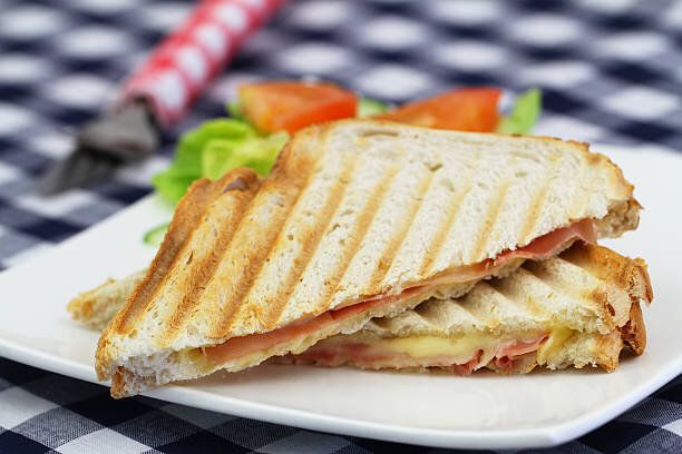 トーストしたサンドイッチ（ハム、チーズのサラダ、サイド