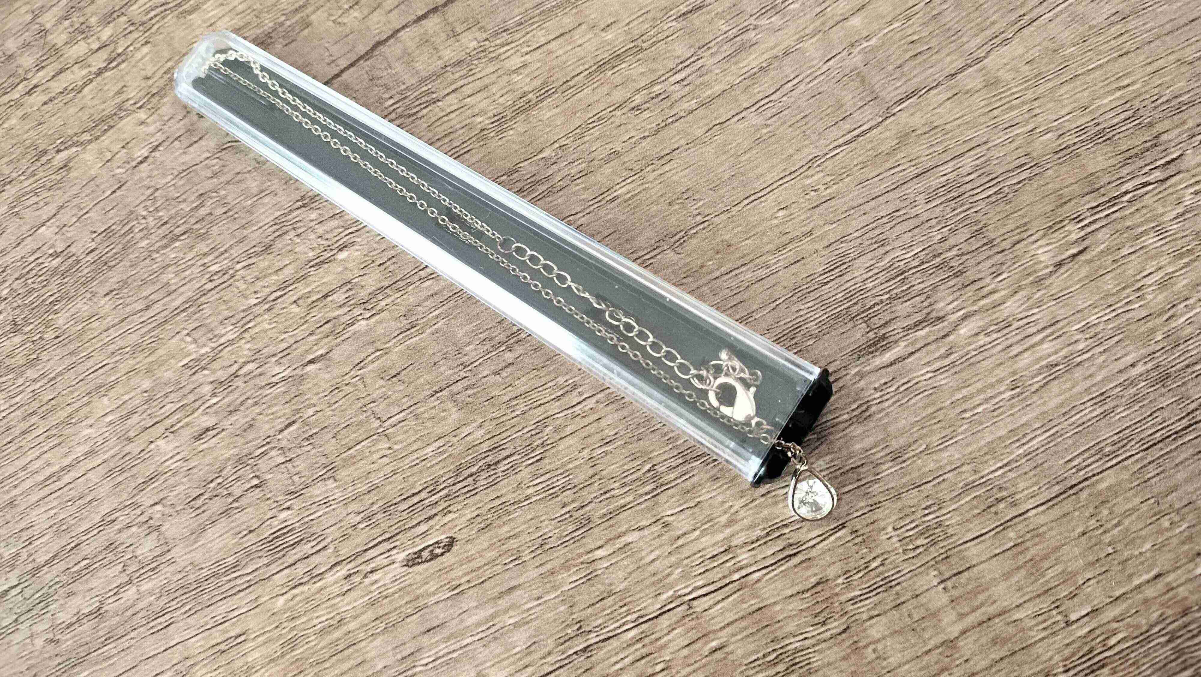 ツメに引っ掛けてネックレスを収納する