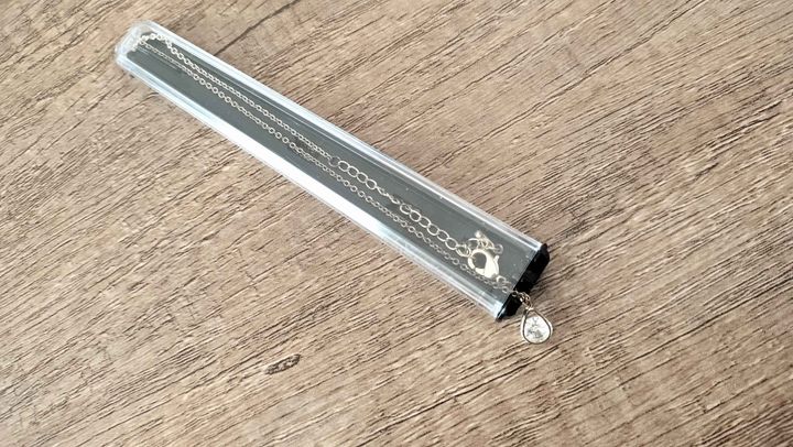 ツメに引っ掛けてネックレスを収納する