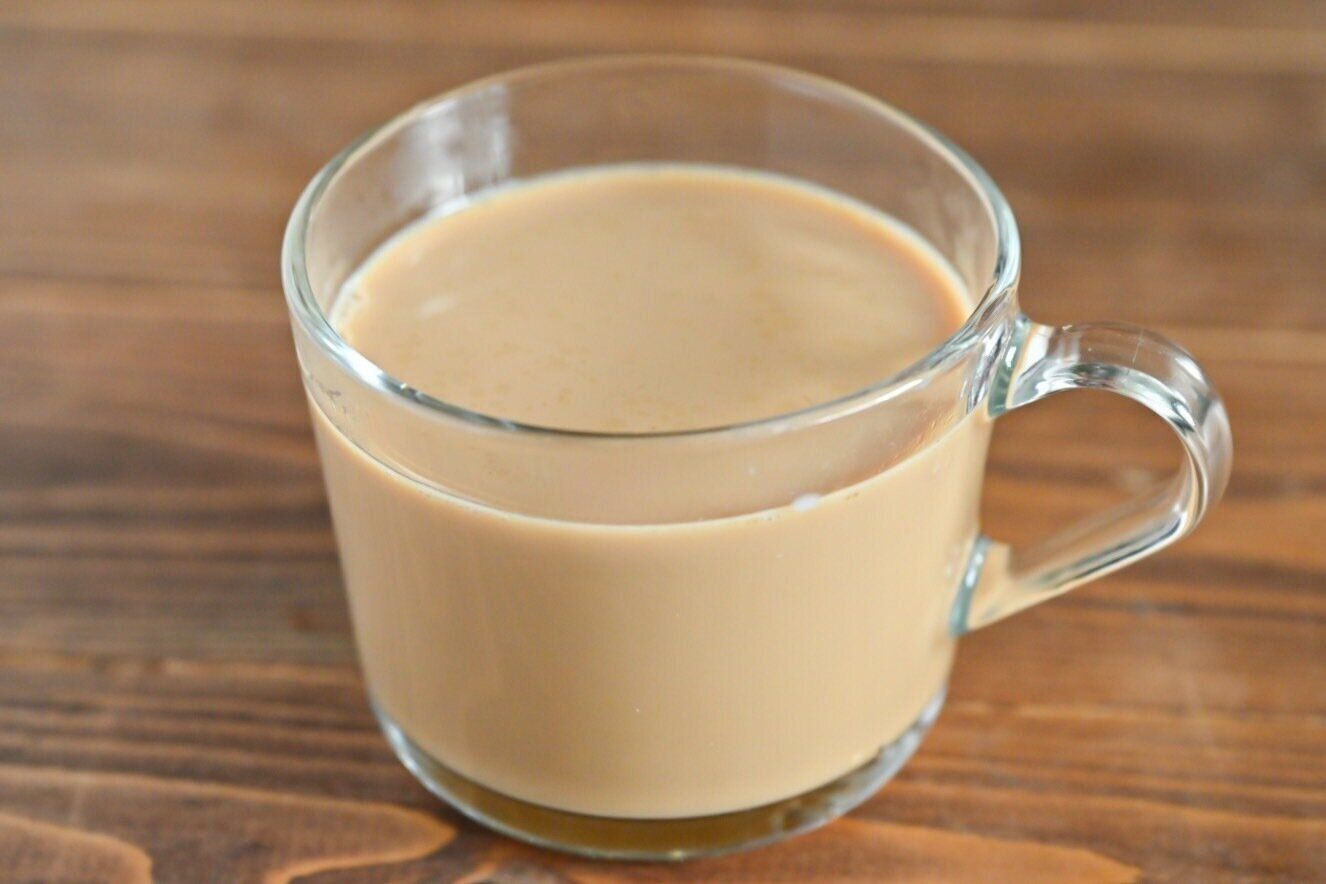 ガラスカップに入ったキャラメルカフェラテ