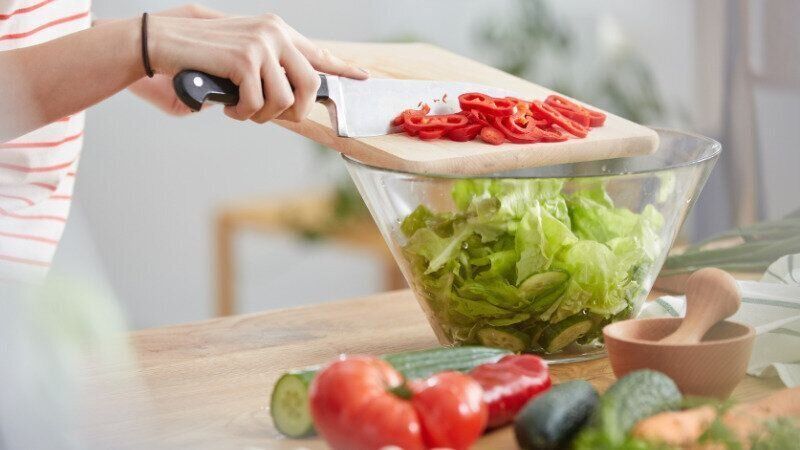 下ごしらえをする女性