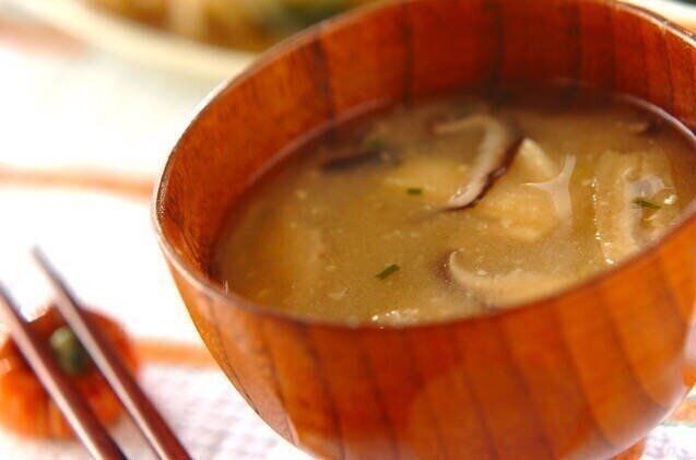  シイタケと油揚げのみそ汁