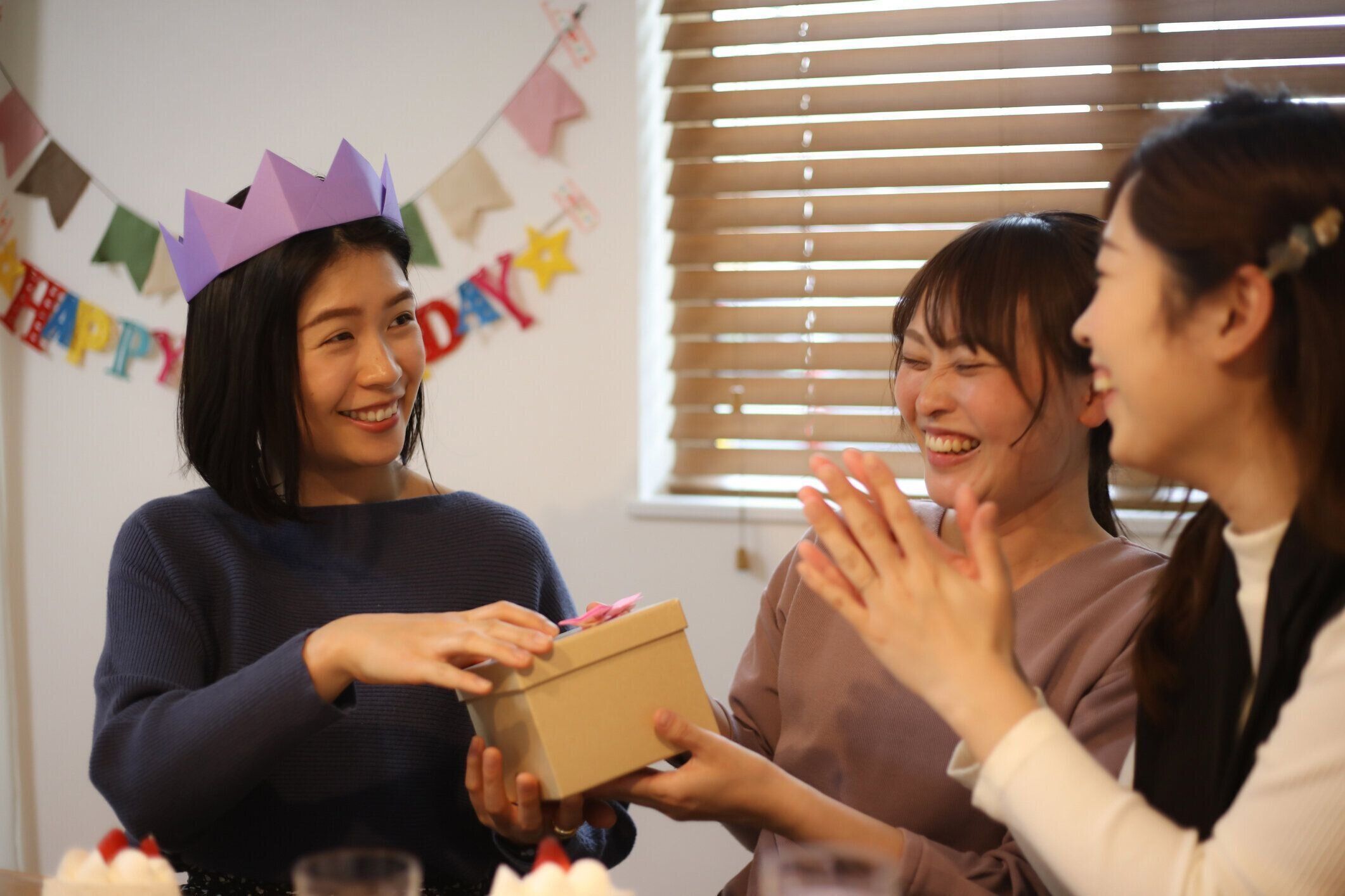 プレゼントを受け取る女性