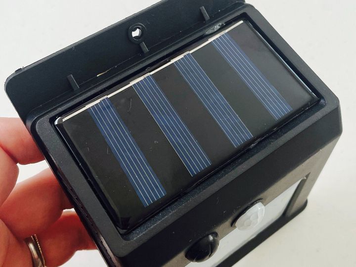 ダイソー ここに外灯があったら が叶う ソーラーセンサーライトを発見 サンキュ ダイソー ここに外灯があったら が叶う ソーラーセンサーライトを発見 サンキュ