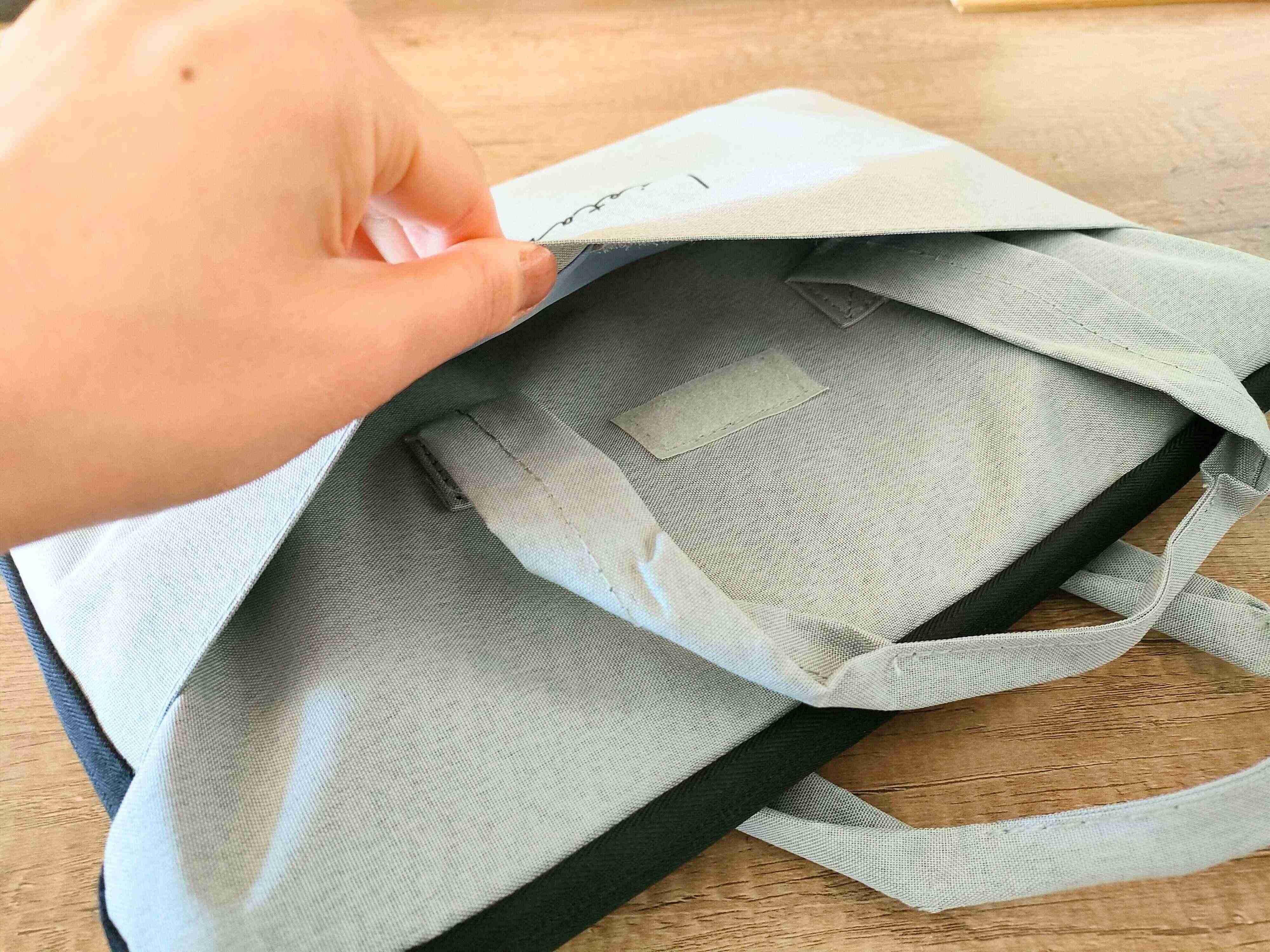 持ち手が収納できるケース