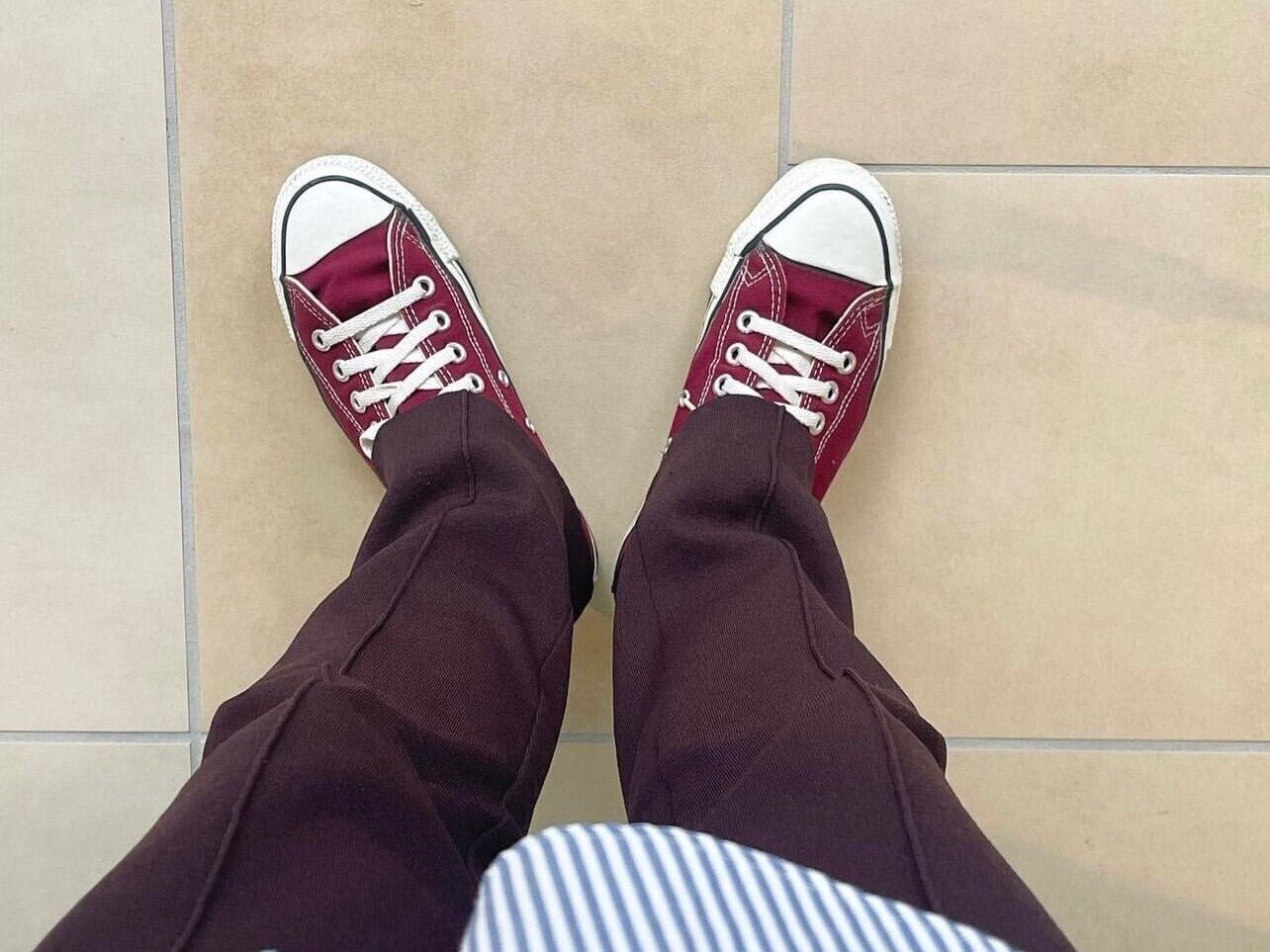 えんじコンバースとブラウンパンツ